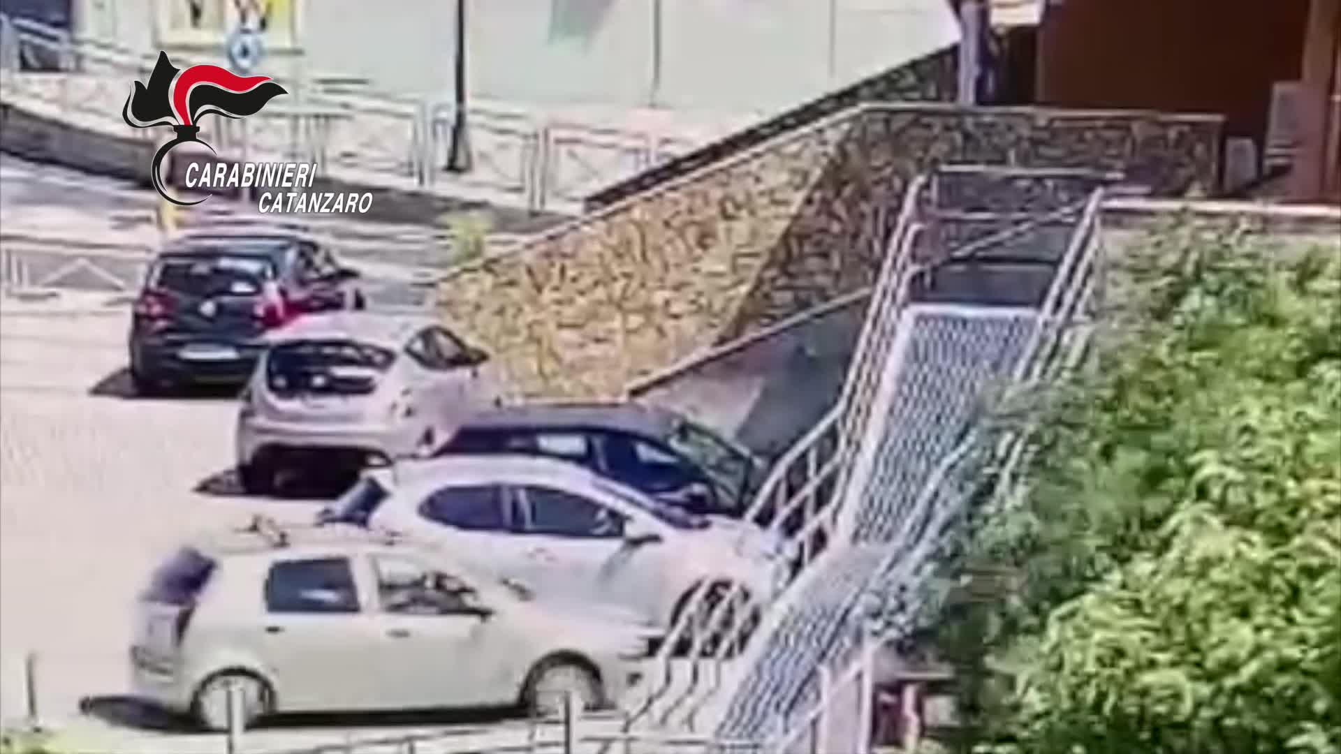 Nellappartamento a luci rosse di Davoli si prostituivano uomini e donne:  sesso per 50 euro IL VIDEO