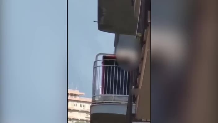 Catania Donna Nuda Lancia Oggetti Dal Balcone Paralizzata Via Etnea Gazzetta Del Sud