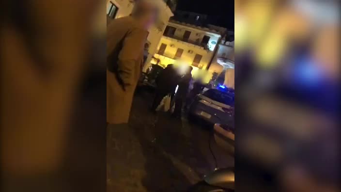 Si Scaglia Contro I Poliziotti Le Immagini Della Violenta Aggressione Di Paola Gazzetta Del Sud